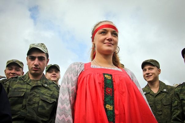 Новолетие 2011 Девушка и солдаты.
